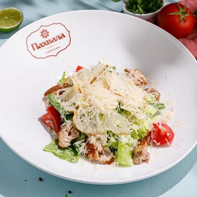Салат Цезарь с курицей в Чайхана Пахвала по цене 650 ₽