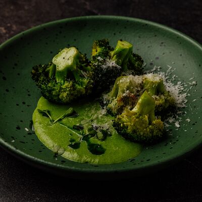 Брокколи на гриле со шпинатным соусом в Cruise по цене 530 ₽