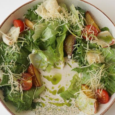 Теплый салат с кальмаром с соусом тоннатов Блиныпицца по цене 640 ₽