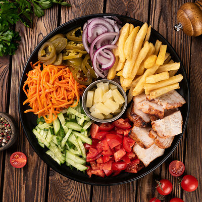 Шаверма на тарелке с ананасом в Кухня 91 по цене 588 ₽