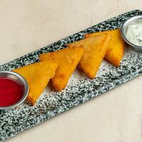 Жареный сыр с ягодным соусом и соусом тартар в Brasserie Kriek