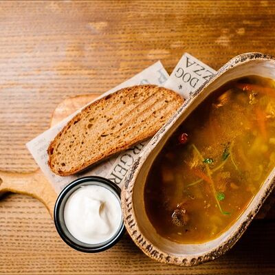 Щи на говяжьем бульоне с копченой курицей в Багет, паштет и желтый плед по цене 470 ₽