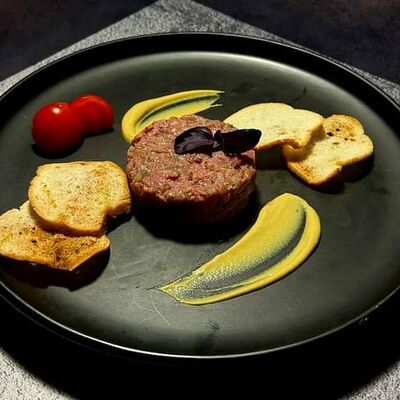 Тартар из говяжьей вырезки в Kaif Lounge по цене 800 ₽