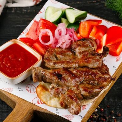 Свинина на огне со свежими овощами в Славянский базаръ по цене 800 ₽