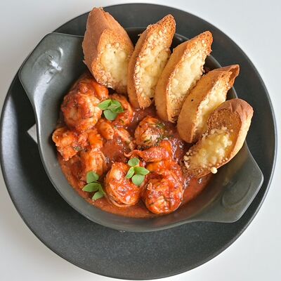 Тигровые креветки с томатами и чесночным гренками с пармезаном в Bucho по цене 750 ₽