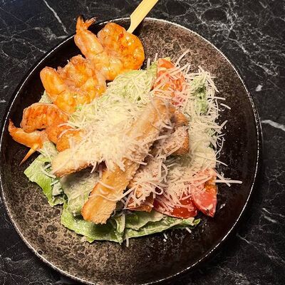 Цезарь с королевскими креветками в Insight по цене 840 ₽