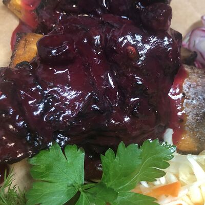 Говяжьи ребра в клюквенном соусе в Первая реберная Кухня по цене 790 ₽