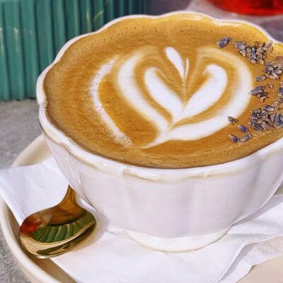 Фиалковое капучино в Wow Tortik по цене 380 ₽