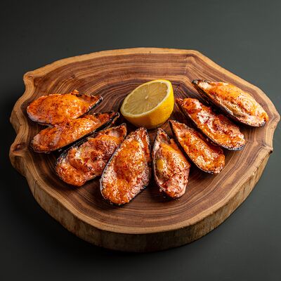 Запеченные мидии под соусом спайси в Green Pub по цене 690 ₽