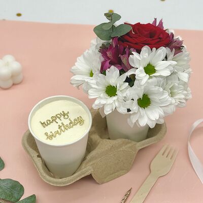 Бенто-торт в стакане и цветы (красная роза, хризантема) в Cosmo Сakery по цене 2100 ₽