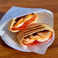 Пита с курицей, моцареллой и вялеными томатами в Sub Tropic Coffee