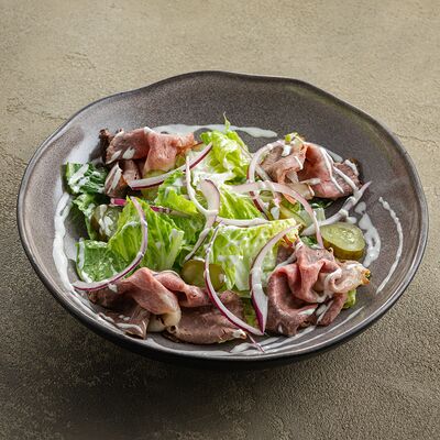 Салат с ростбифом и соусом айолив Русская рыбалка по цене 1220 ₽