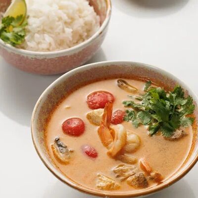 Том ям с лососем и креветкой в Yay Thai по цене 1490 ₽