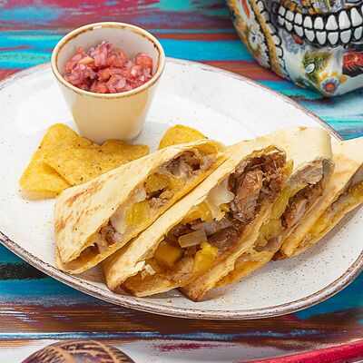 Кесадилья с курицей гриль и ананасом в Burritos по цене 460 ₽