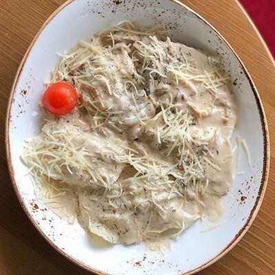 Равиоли с индейкой в сливочном соусе с вешенками в Итальянский дворик по цене 780 ₽