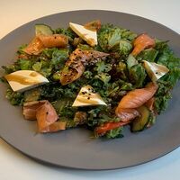 Салат с киноа и лососем в Extrovert