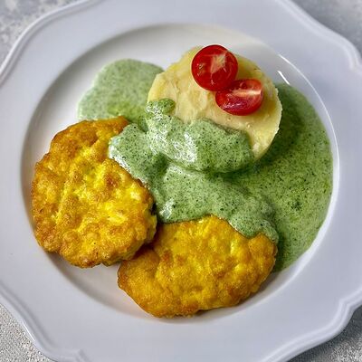 Куриные котлетки из рубленого филе под сливочно-шпинатным соусом с пюре в Настроение вкуса по цене 770 ₽
