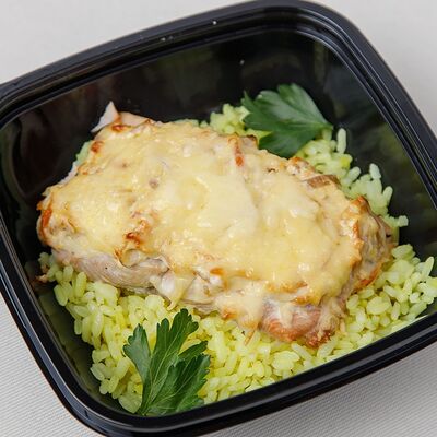 Горбуша по-деревенски с овощами, сыром и гарниром из риса в Ля Галетт по цене 390 ₽