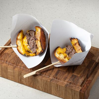 Гриль-бургер из 100% мраморной говядины с горчичным соусом и сыром Чеддер в Мясной синдикат по цене 980 ₽