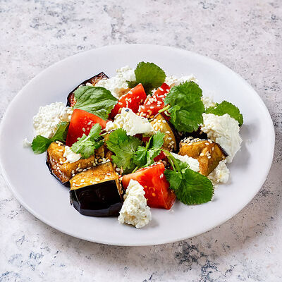 Салат с хрустящими баклажанами и творожным сыром в Ресторан Арбат по цене 790 ₽