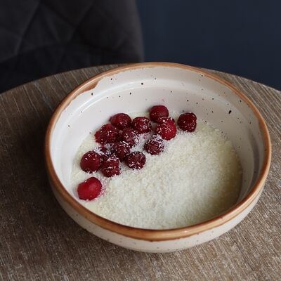Каша манная с ягодой и кокосом в Локация кофе по цене 320 ₽