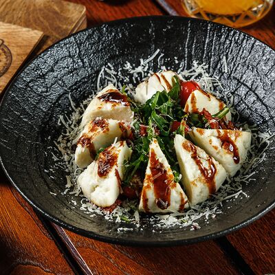 Сыр жареный с вялеными томатами в Моравия по цене 479 ₽