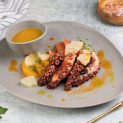 Осьминог на гриле с фруктами в Ellips по цене 1290 ₽