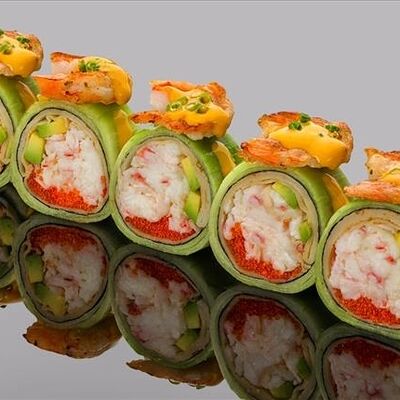 Ролл сашими из камчатского краба в огурце в Bluefin по цене 4050 ₽