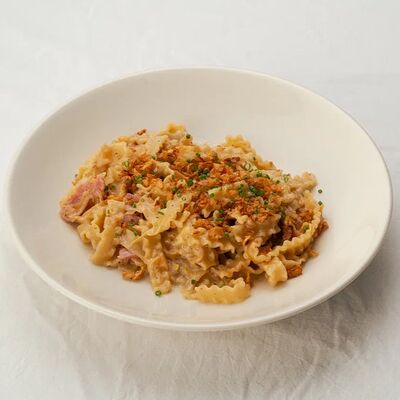 Паста мафальдине с беконом и луковой карамельюв Civil Coffee Bar по цене 630 ₽