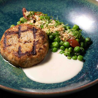 Котлета из марлина с гарниром из жареного горошка в Муссон по цене 890 ₽