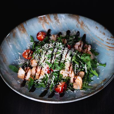 Руккола с креветками в Imna Lounge по цене 720 ₽