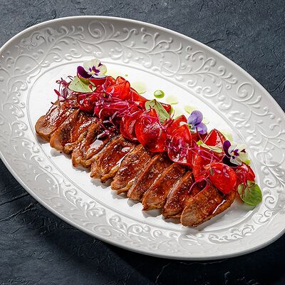 Копченая утка, маринованная слива и уксус из смородины в Этажи по цене 590 ₽