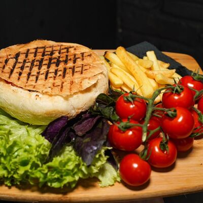 Турецкий бургер с курицей в Мангал Кебаб по цене 460 ₽