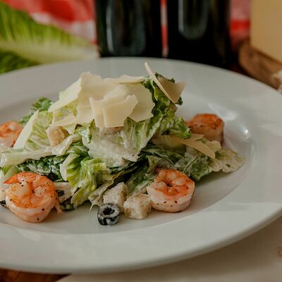 Салат Цезарь с креветками в Veranda Shaffran Шафран по цене 790 ₽