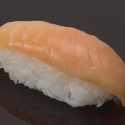 Суши с копченым лососем в IONOTO по цене 190 ₽