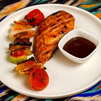 Куриная грудка с овощами в Чайхана Арафа по цене 545 ₽