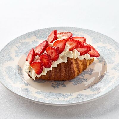 Круассан с кремом Бурбонская ваниль и свежей клубникой в Счастливы вместе по цене 590 ₽