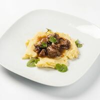 Томленные щечки с картофельным пюре в Матрешка