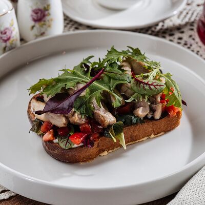 Тост с цыпленком и трюфельным айоли в Вера Фёдоровна по цене 560 ₽