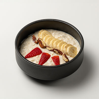 Овсяная каша с ягодами в Сказка по цене 310 ₽