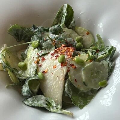 Зеленый салат с грушей в ореховом соусе в Salva dor bistro по цене 550 ₽