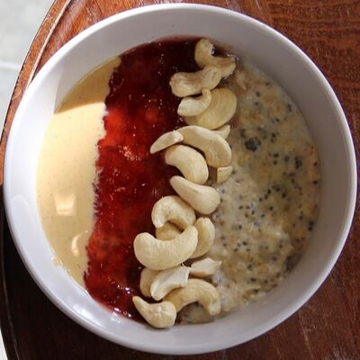 Овсяная каша Peanut Jelly в Surf Coffee x Kuta по цене 230 ₽