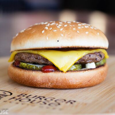 Чизбургер в Burger House по цене 200 ₽