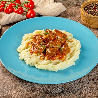 Гуляш из говядины с пюре в Шаурма и Гриль по цене 490 ₽