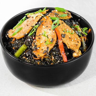 Wok черный рис с курицей в Черный рис по цене 530 ₽