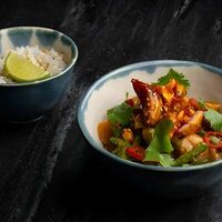 Карри с цыпленком и овощами в Medusa by Novikov