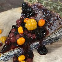 Маковый пирог с лесными ягодами в Ле Марш