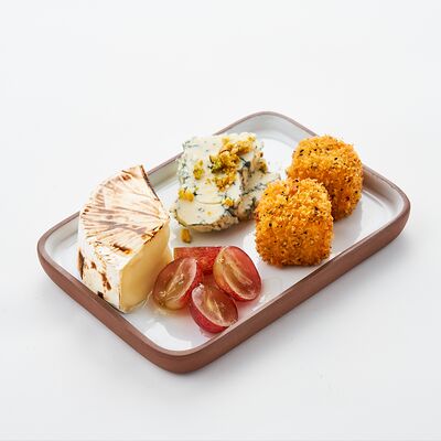 Сырная тарелка с медом в Ketch Up по цене 900 ₽