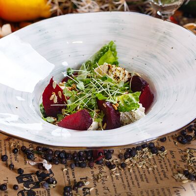 Салат с печеной свеклой и кубанской брынзой в Столица по цене 520 ₽