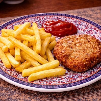 Куриная котлетка с картофелем фри в Тминъ по цене 230 ₽